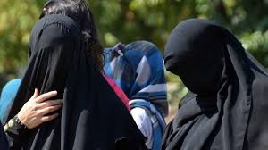 कक्षा में हिजाब, नकाब और बुर्का पर कॉलेज के प्रतिबंध को लेकर नौ छात्राओं ने बॉम्बे हाईकोर्ट का किया रुख